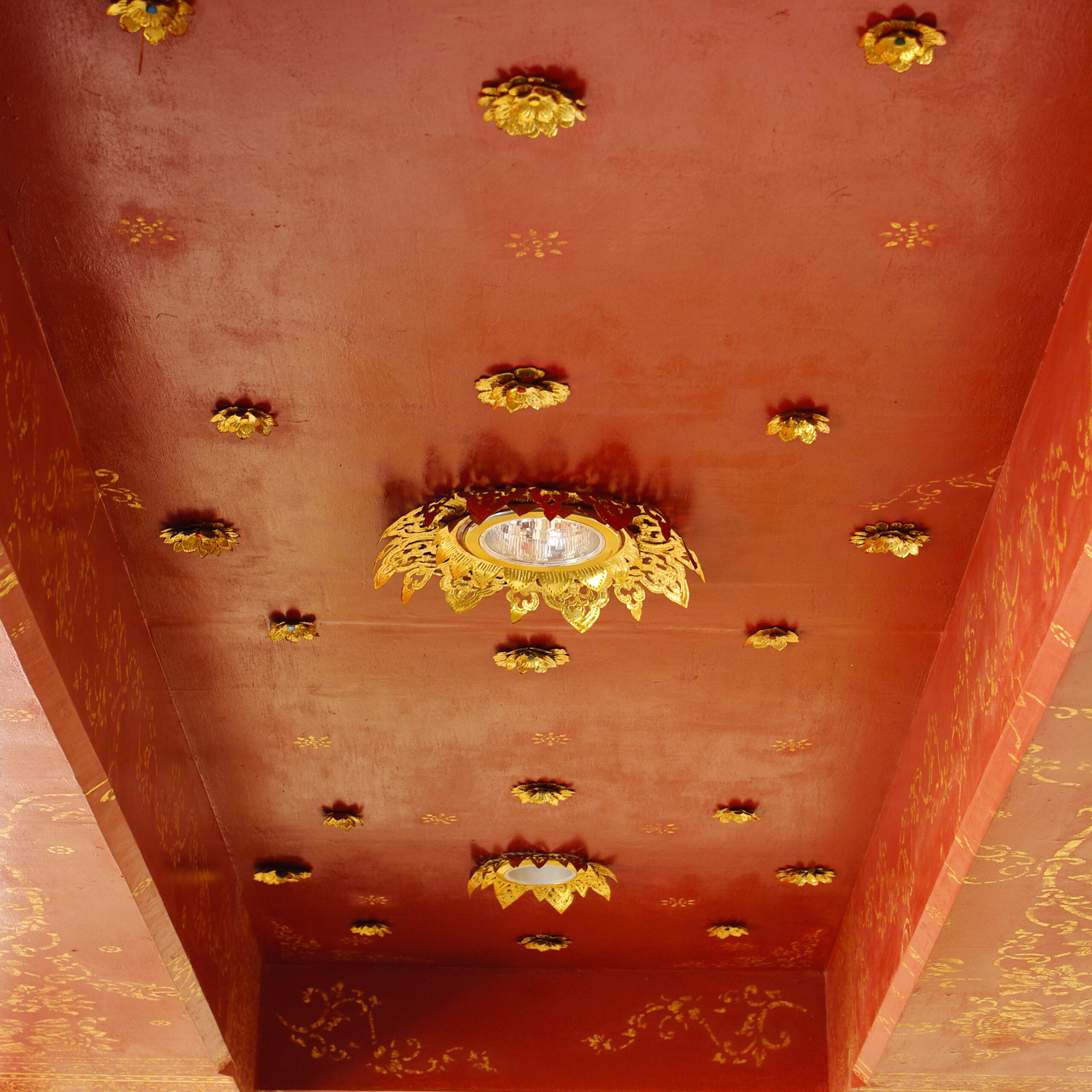 golden-on-red-thai-buddha-temple-ceiling-decoration_Hvyl3Qgdnfe-scaled.jpg